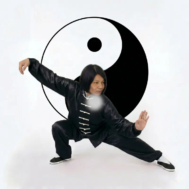Dailingna frente al símbolo de Taijitu, o símbolo Yin-Yang, en una postura de Tai Ji conocida como La Serpiente Desciende