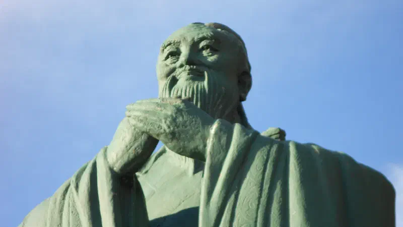 Estatua de Confucio en Uruguay. Foto: Azsur en Wikimedia Commons.
