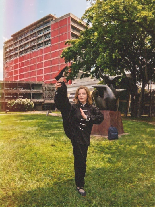 Practicando Wushu en el campus universitario. 1994