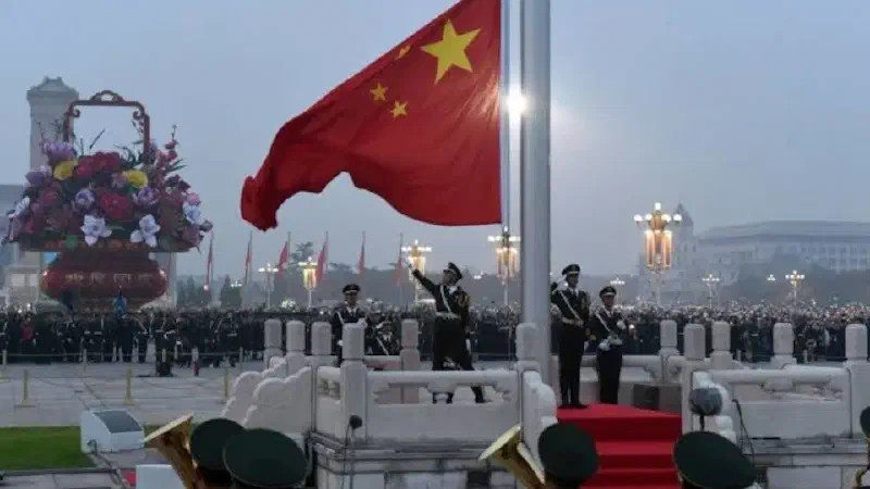Zhǎnqí (展旗) - or the &lsquo;unfolding the flag&rsquo; ceremony - in the spirit of Lǐ or martial decorum