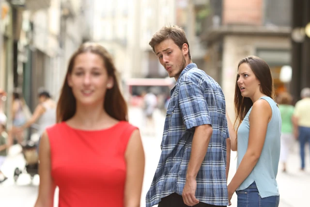 El meme del novio distraido