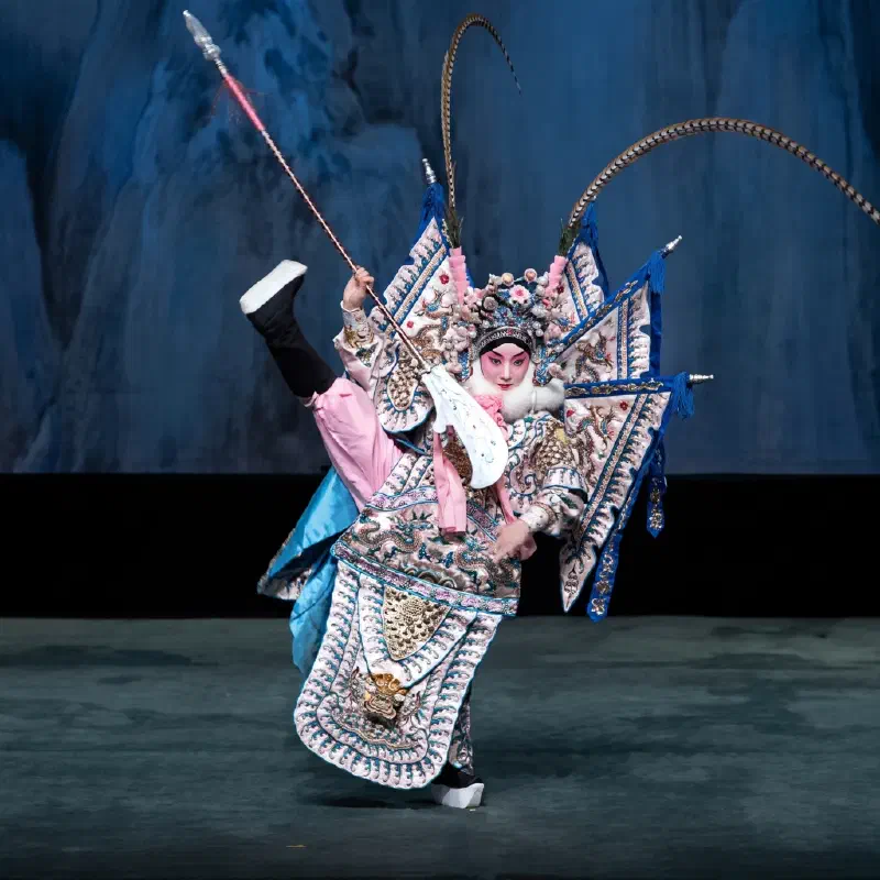 Escena de “La Boda del Arco de Hierro”, o 铁弓缘 (Tiě Gōng Yuán)