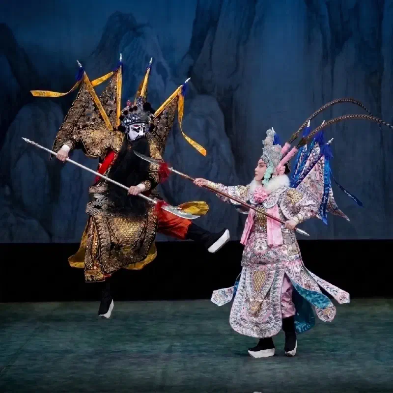 Escena de “La Boda del Arco de Hierro”, o 铁弓缘 (Tiě Gōng Yuán)