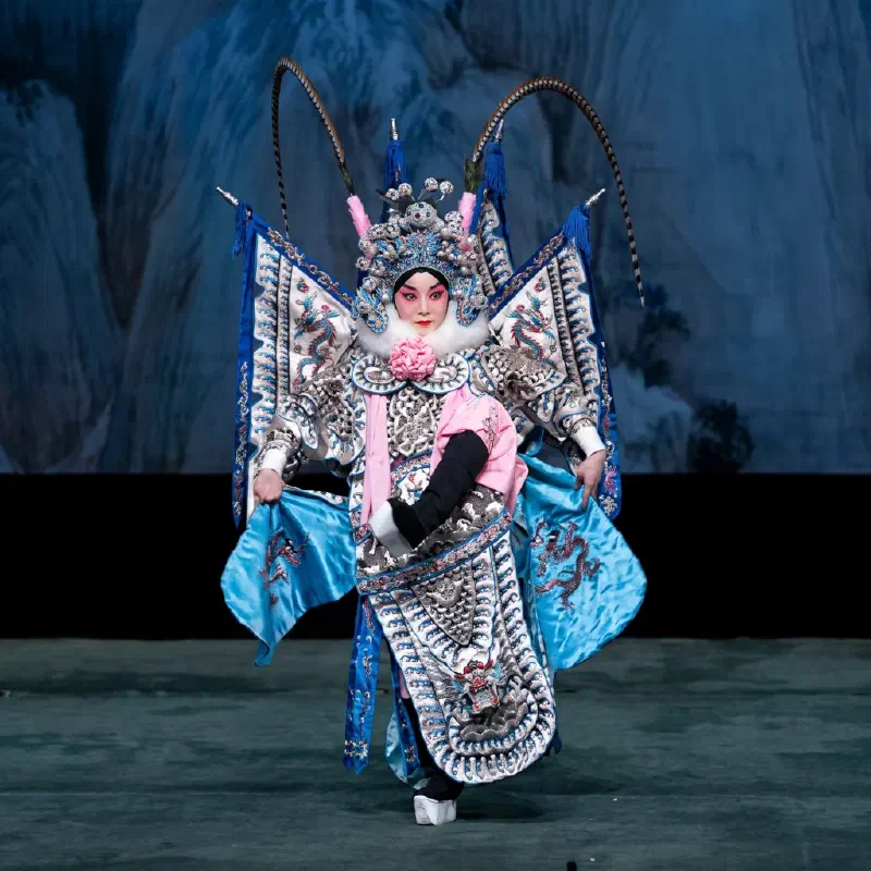 Escena de “La Boda del Arco de Hierro”, o 铁弓缘 (Tiě Gōng Yuán)